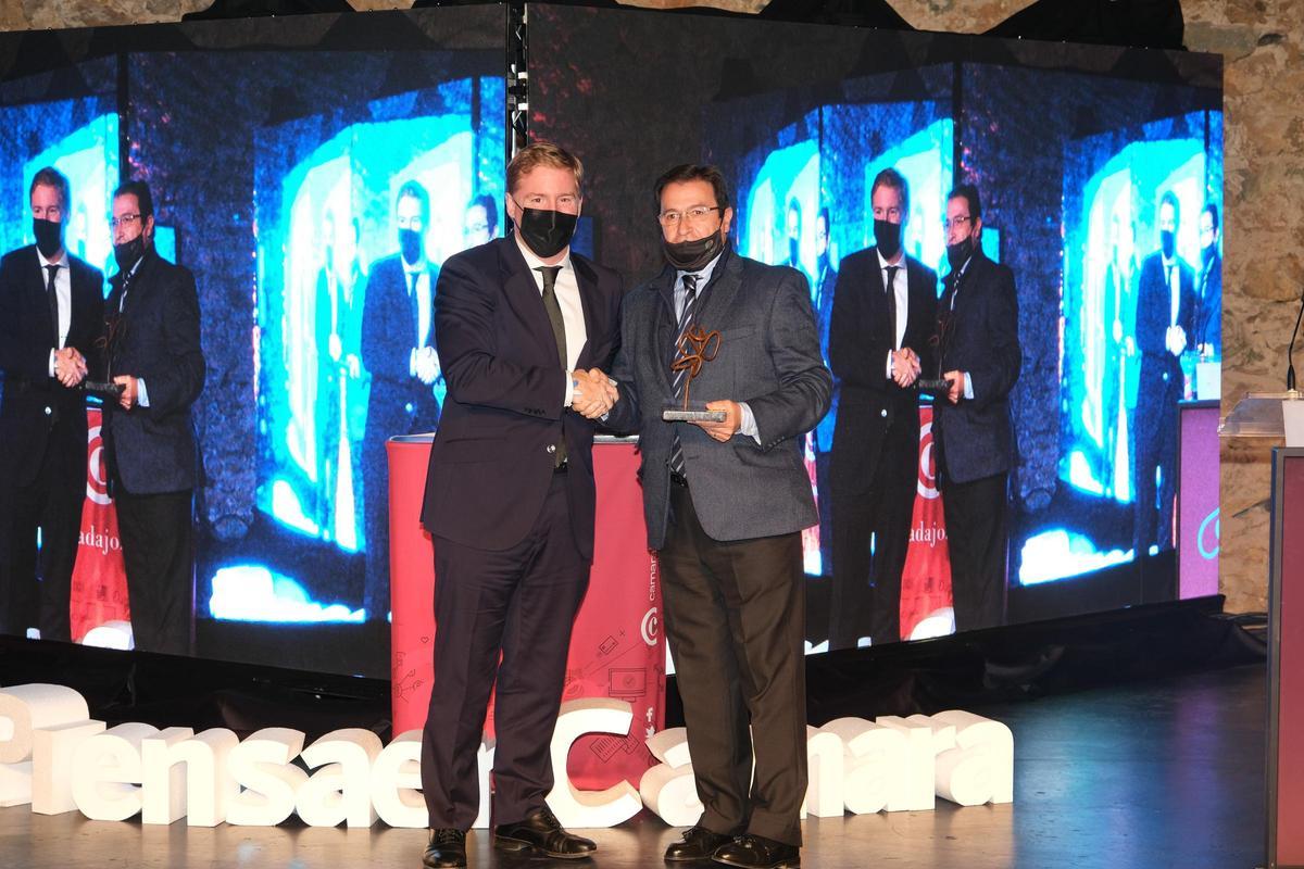 Fernando Herrera Tabares (Presidente 2003-2016) recibe el galardón de manos del alcalde de Badajoz Ignacio Gragera.