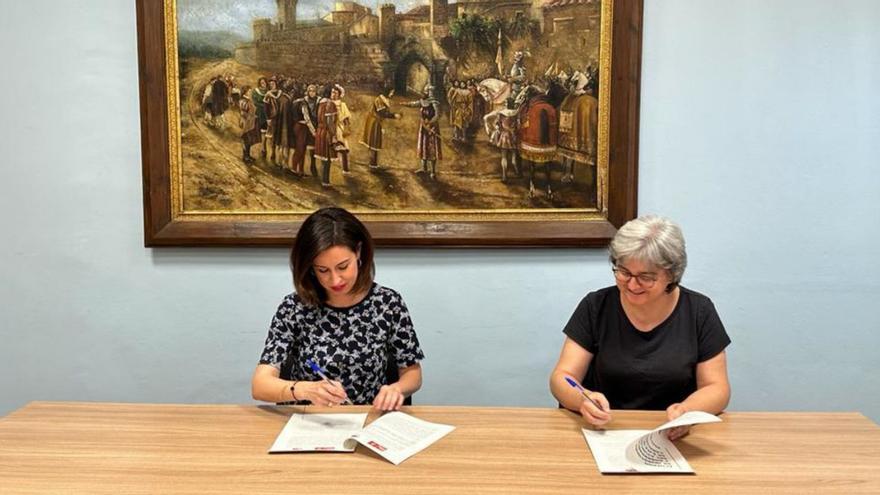 Teresa Ladrero y Marta Ruiz, representante de IU, firman el pacto. | SERVICIO ESPECIAL