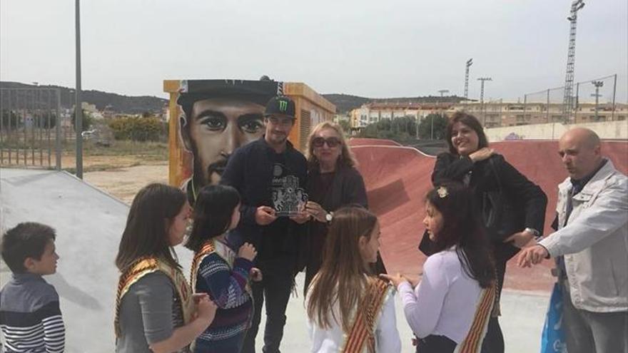 Joan Barreda inaugura el ‘skate park’ del seu poble