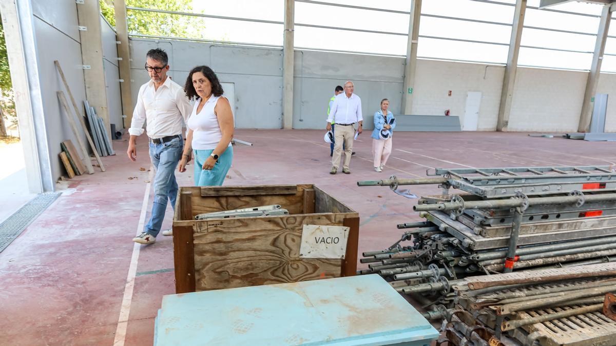 Luís Oujo e Belén do Campo, este martes supervisando as obras no pavillón do instituto do Porto do Son.