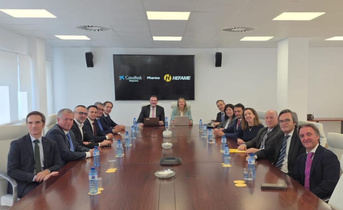 Acto de firma del acuerdo entre CaixaBank y Hefame.