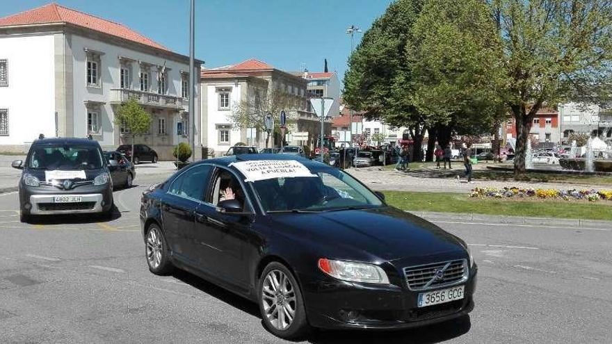 Arriba, la caravana de tractores que ayer paralizó Braganza reclamando calidad de vida para los agricultores y dignidad para los habitantes de la frontera. A la izquierda de estas líneas, dos de los coches sanabreses representantes de la asociación RIONOR que participaron en la protesta.