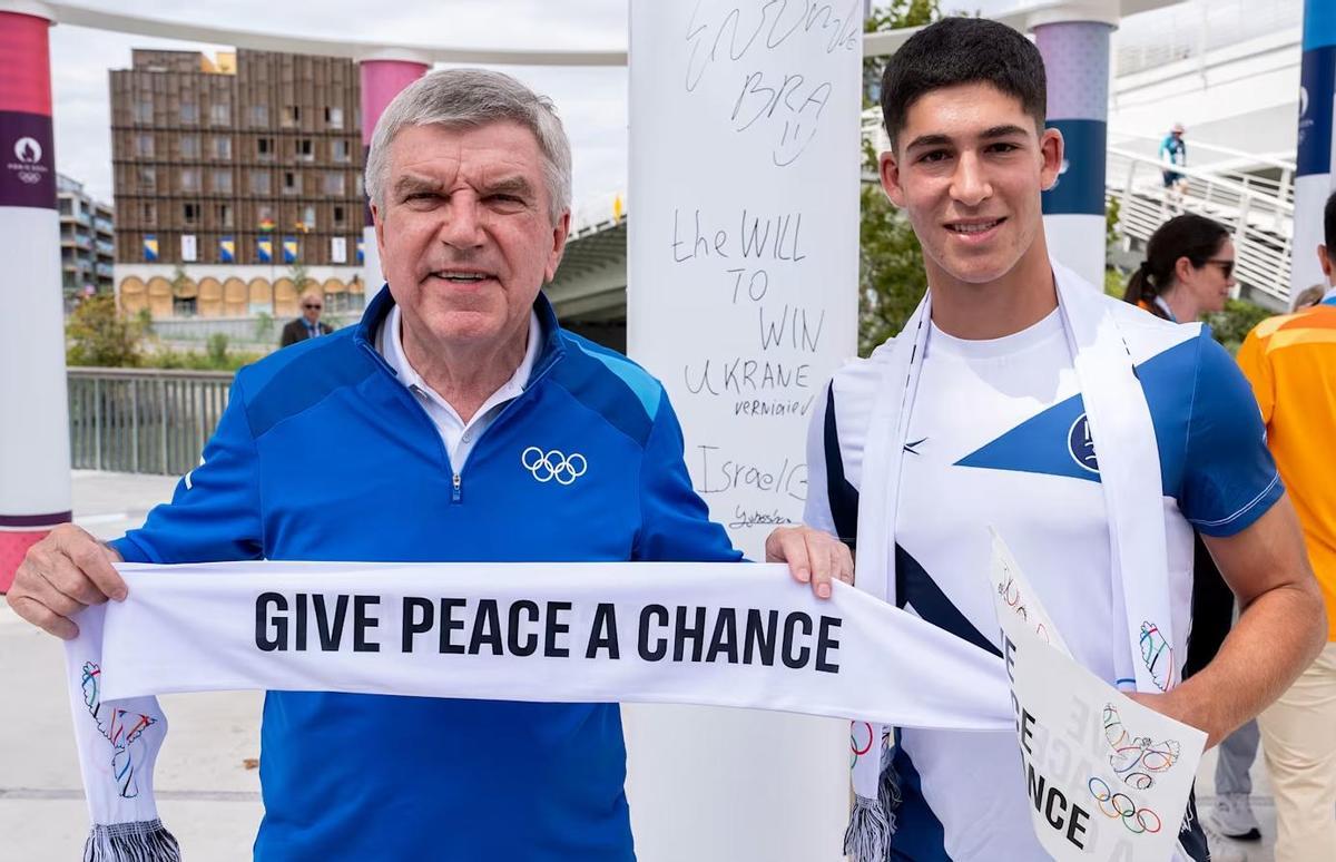 El presidente del COI, Thomas Bach, con un deportista israelí antes de los Juegos de París.