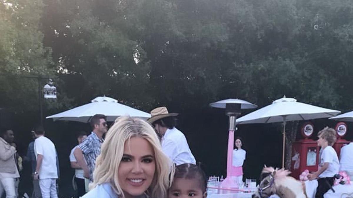 Khloé Kardashian y True Thompson con un unicornio en su cumpleaños