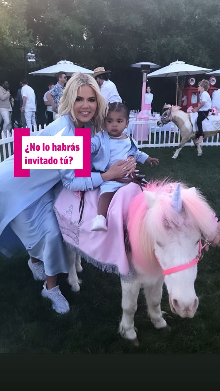 Khloé Kardashian y True Thompson con un unicornio en su cumpleaños