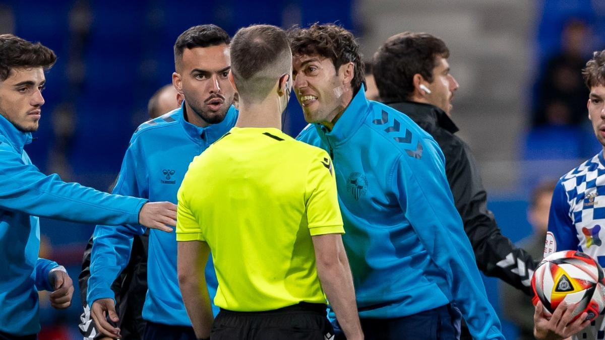 Raúl Baena se encara con el árbitro del Barça - Atlètic Monterubio Torres