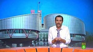 Dani Mateo, davant de la imatge de la seu del tribunal d’Estrasburg.