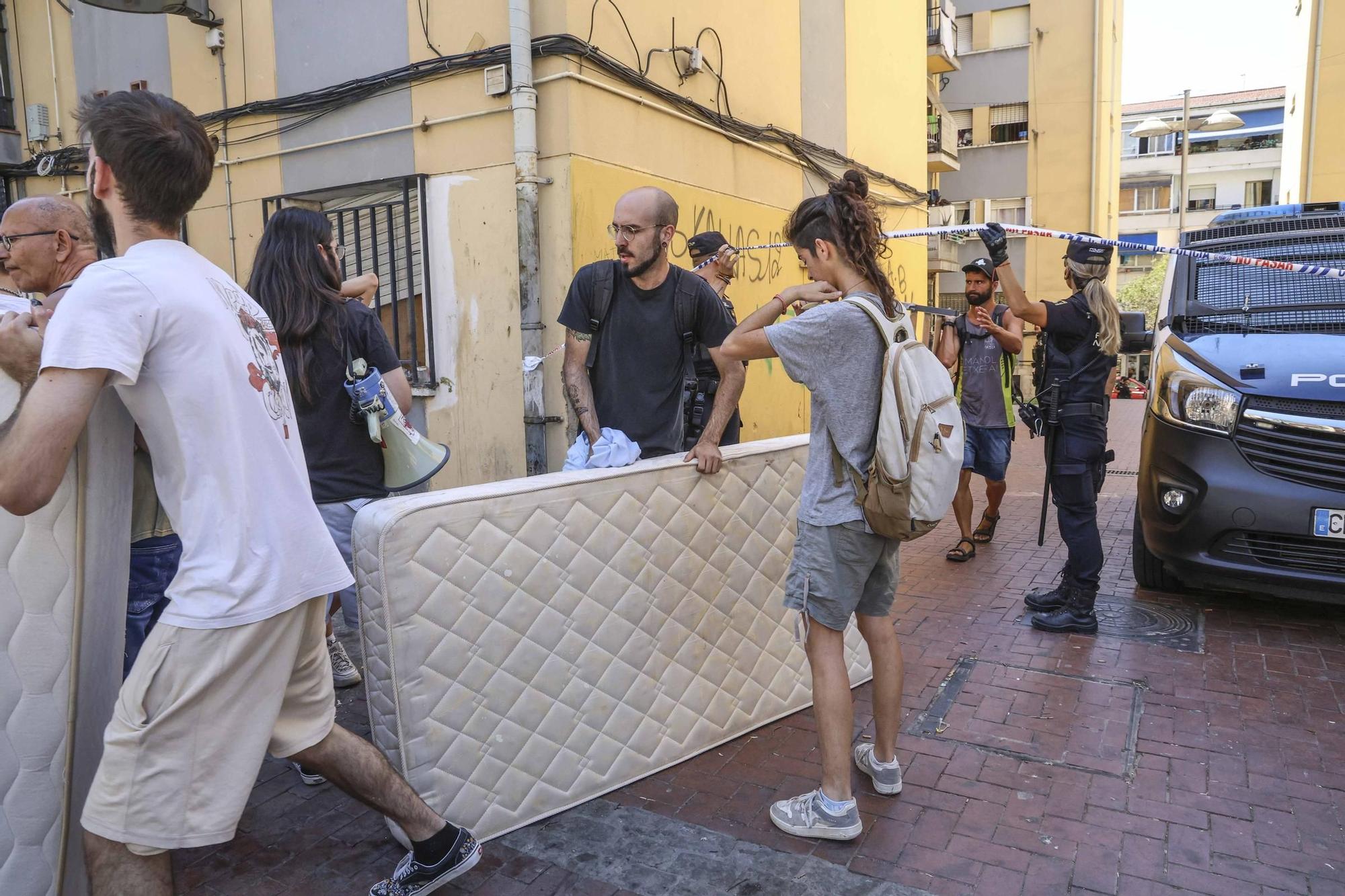 Desahucian en Alicante a una familia con un niño de 6 años que sufre parálisis cerebral