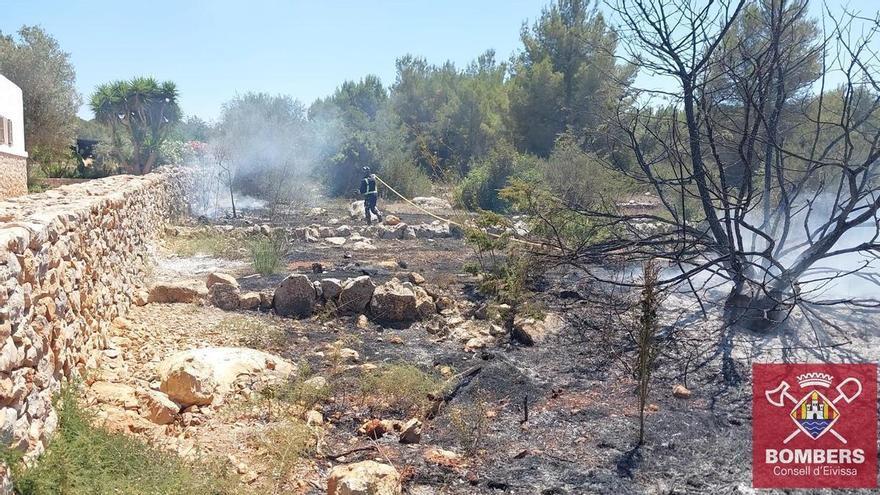 Los bomberos de Ibiza extinguen un incendio de vegetación en Sant Mateu