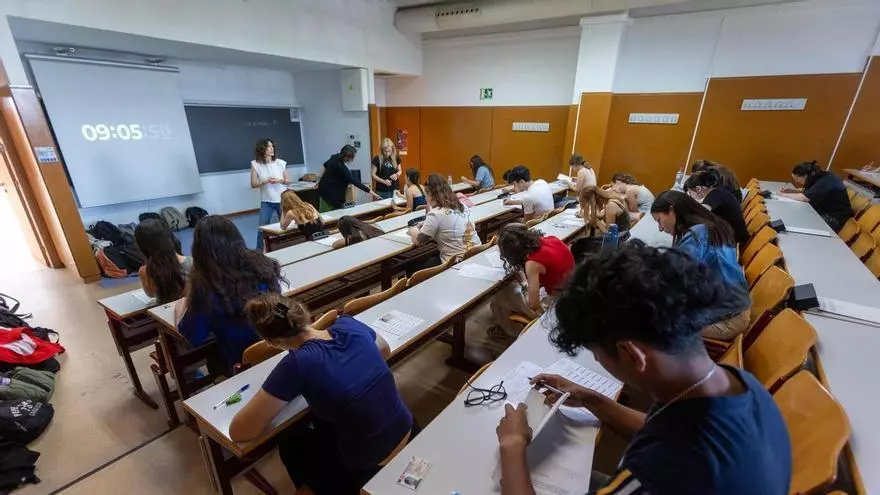Esto es lo que opinan los jóvenes alicantinos sobre la huelga de profesores en plena cuenta atrás para la Selectividad