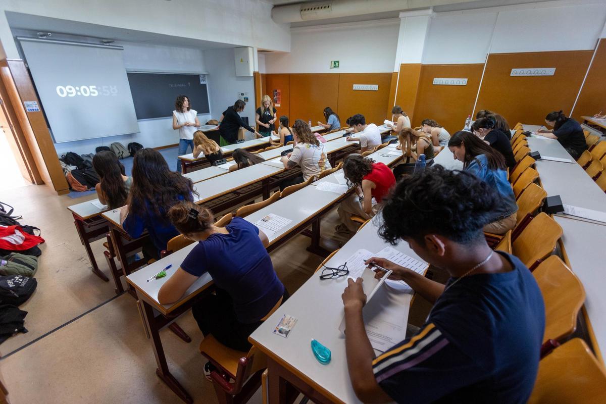 Estudiantes durante unas pruebas de Selectividad en la Universidad de Alicante.