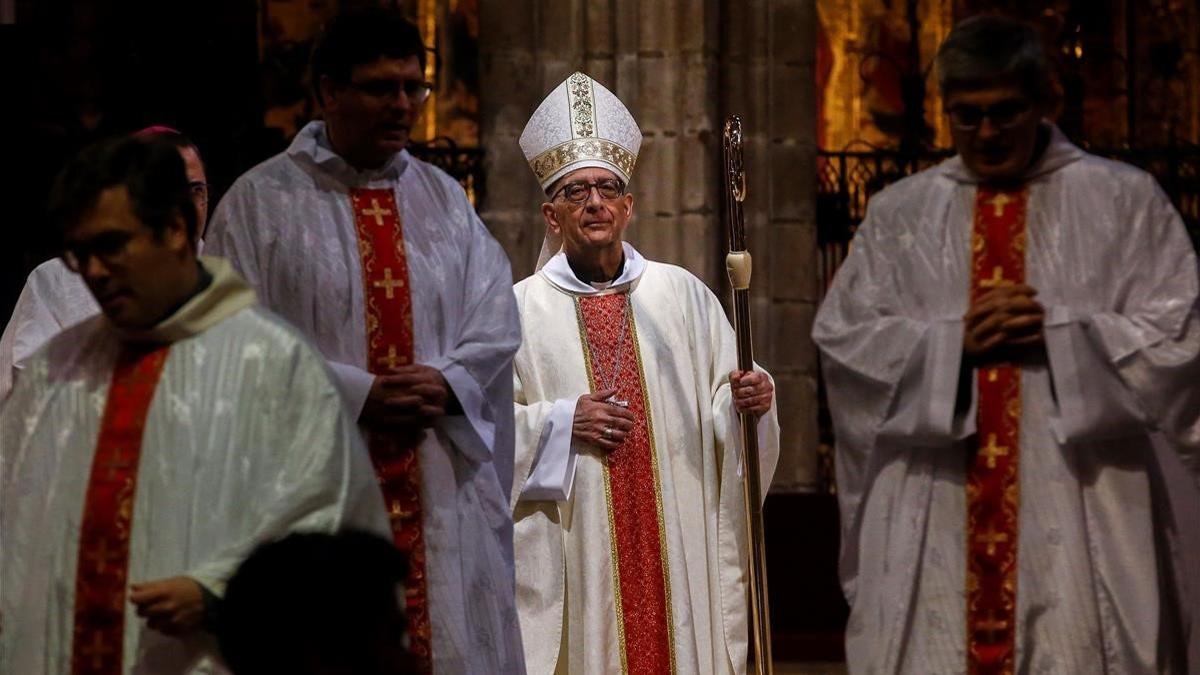 El arzobispo de Barcelona y presidente de la Conferencia Episcopal, cardenal Juan Jose Omella, preside el oficio religioso en la catedral a puerta cerrada, para cumplir con las medidas del estado de alerta.
