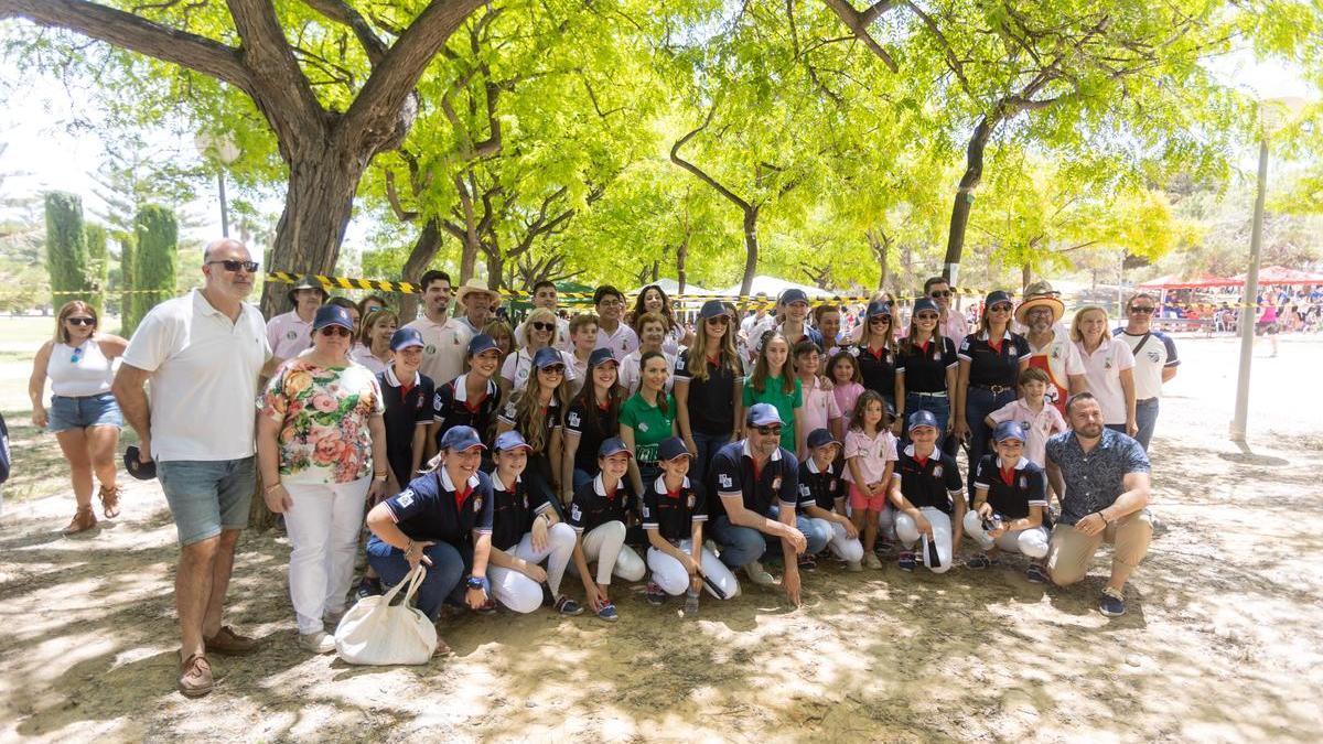 Momento del pasacalles con las representantes de la fiesta e instituciones