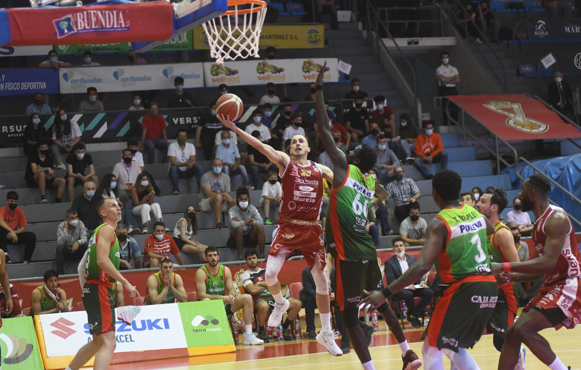 El Real Murcia sorprende al Granada y fuerza el tercer partido del play off de ascenso (69-62)