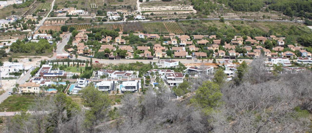 Las colillas salpican el mirador donde se inició el fuego que arrasó la Granadella de Xàbia