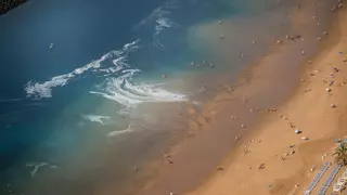 Una mancha blanca en el agua sorprende a los bañistas de Las Teresitas