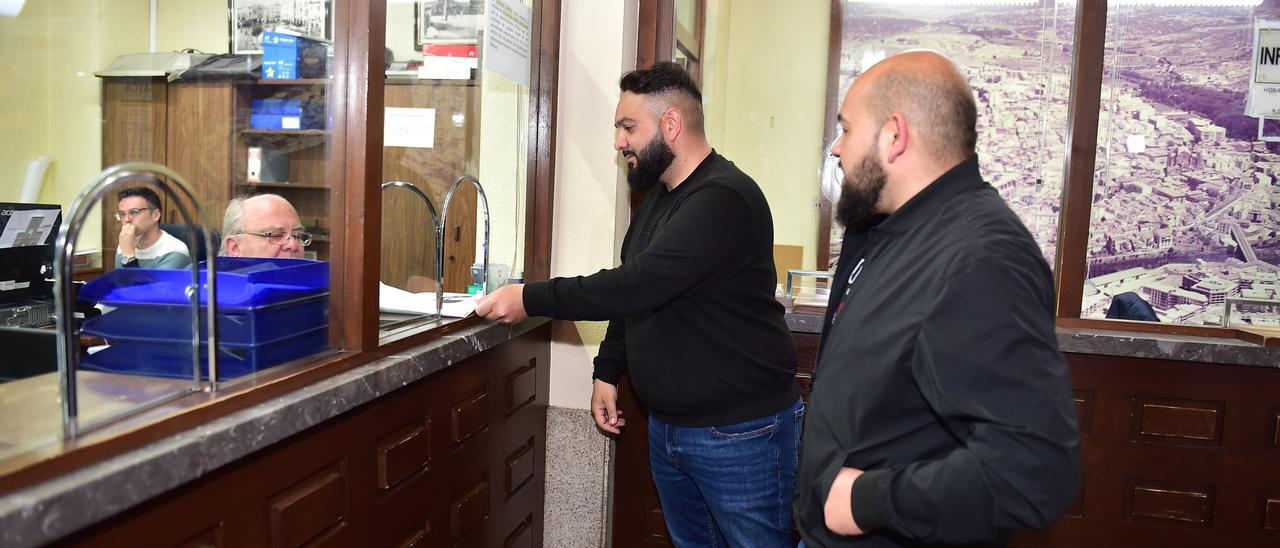 Portavoces de los ambulantes, registrando la propuesta de puestos del mercadillo de Plasencia.