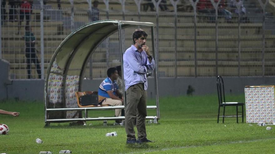 Óscar Bruzon desde el banquillo en un partido. // EFE