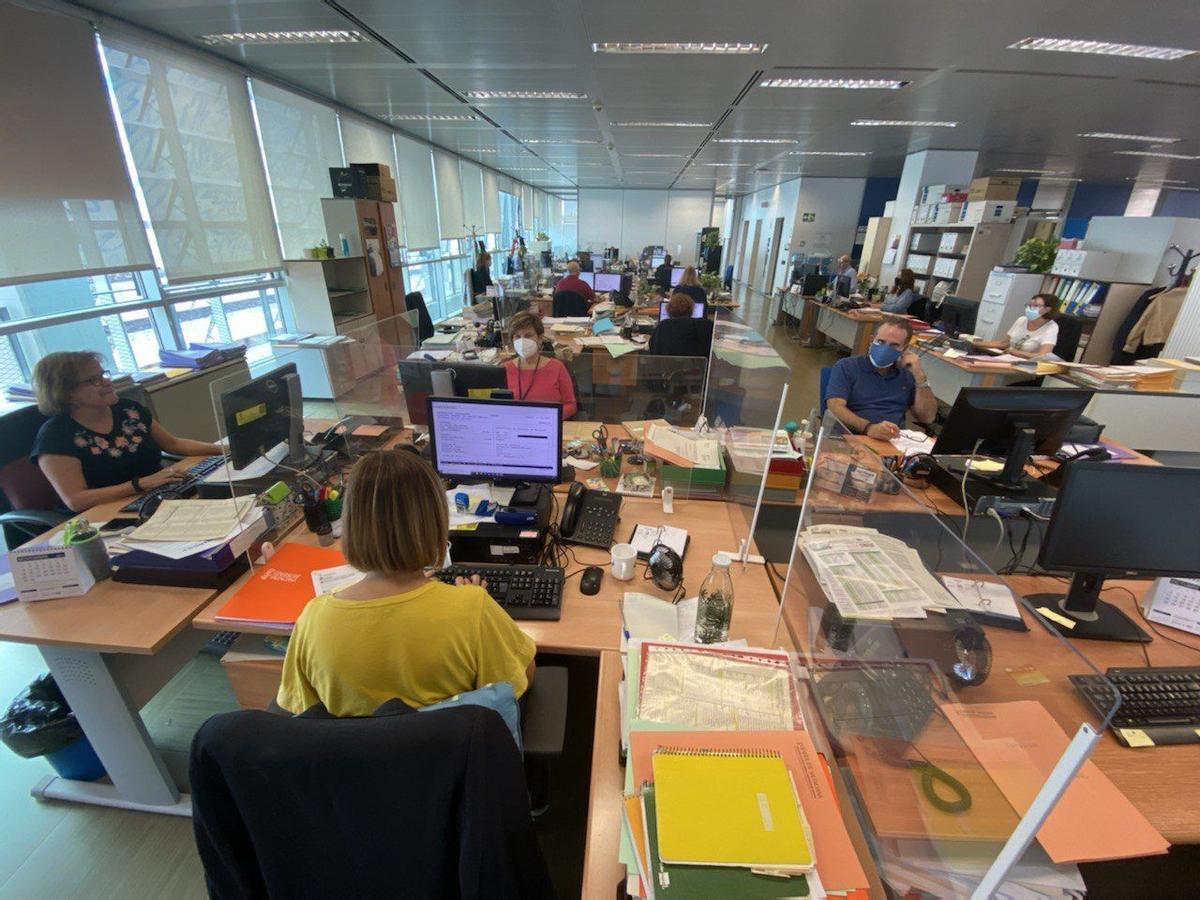 PERSONAL DE LA CONSELLERIA DE JUSTICIA EN SUS PUESTOS DE TRABAJO EN UNA IMAGEN DE ARCHIVO TOMADA DURANTE LA PANDEMIA EN LA SEDE DE VALENCIA. FUNCIONARIOS GENERALITAT