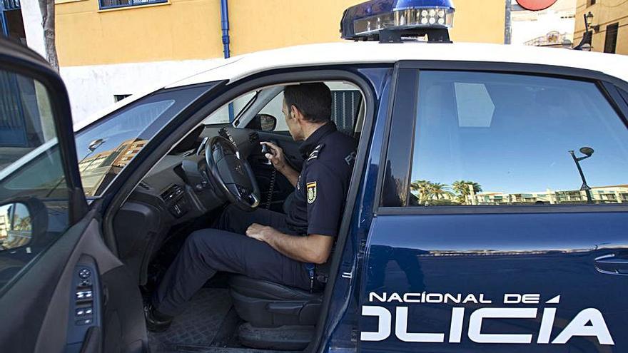 Un agente, en un coche policial en el Port de Sagunt. | TORTAJADA