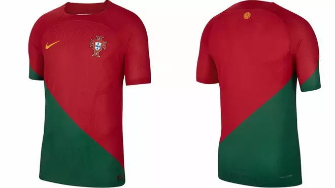 Portugal (local): La selección de Cristiano Ronaldo generó mucho de que hablar por su bicolor en franja diagonal entre el rojo y el verde