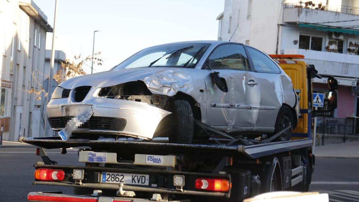 Imagen del coche accidentado este miércoles en la cuesta del cementerio de Cáceres.