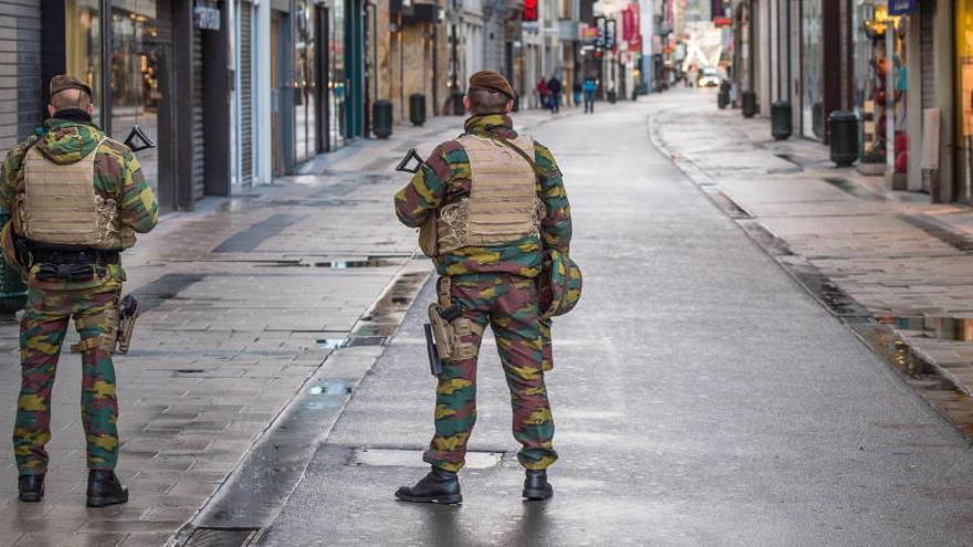 Dos militares vigilan en las calles de Bruselas.