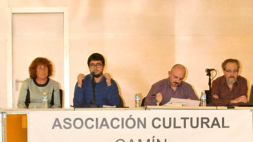 Por la izquierda, Mar Montero, Sergio Gutiérrez, Faustino Zapico y Ernesto Burgos, durante el acto.