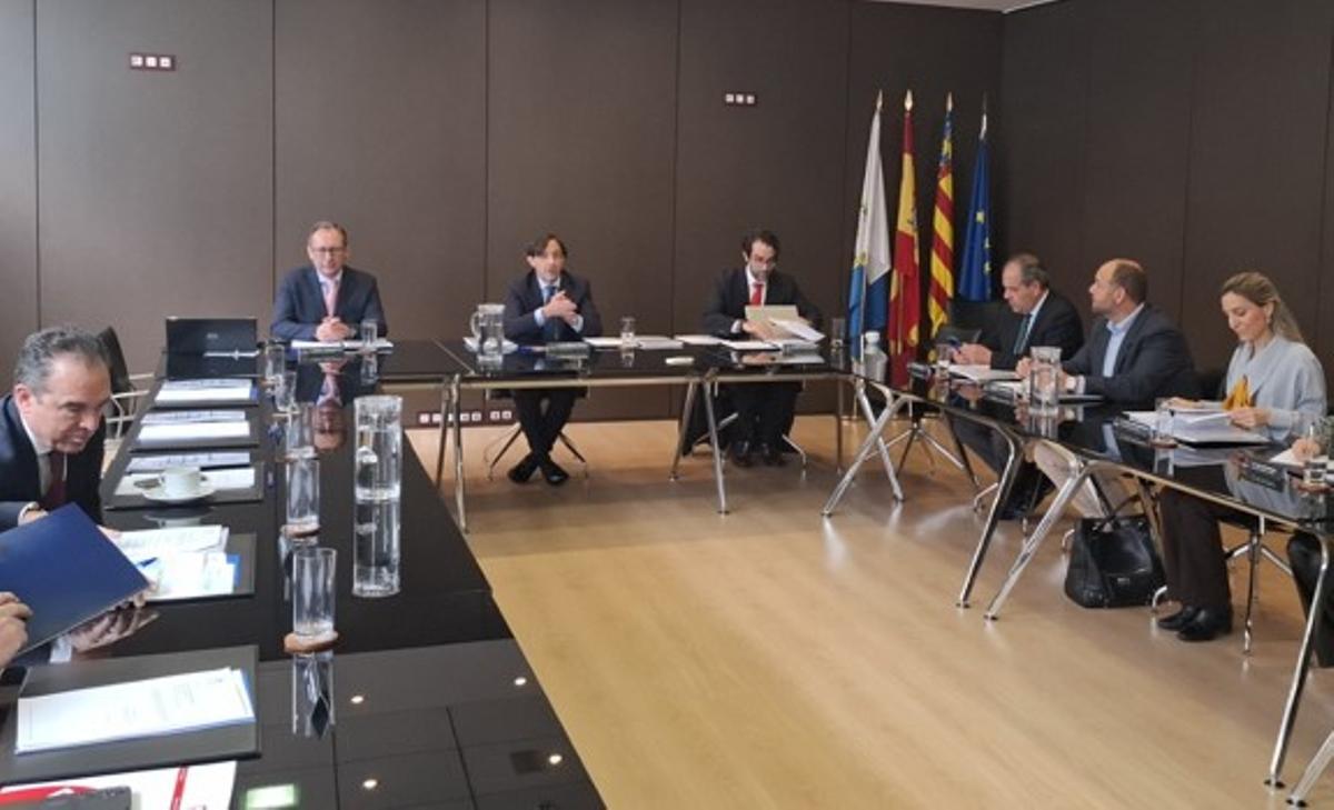 Carlos Eleno, a la derecha de Luis Rodríguez, en la reunión en la que también aparece Carlos Baño.