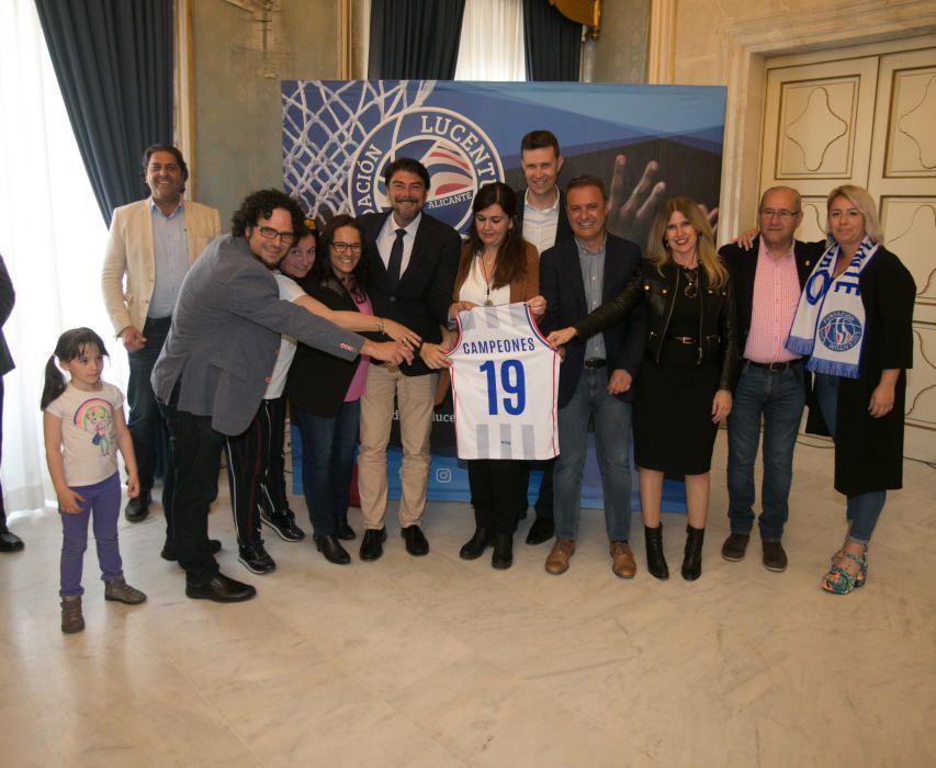 Unos 300 aficionados arropan al equipo de Rivero en el Ayuntamiento tras su ascenso a LEB Oro