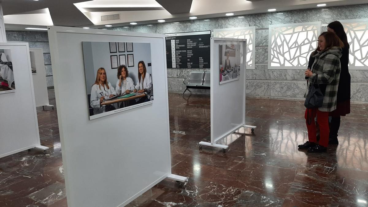 Exposición en el Hospital General de Elche sobre la mujer y los sesgos de género