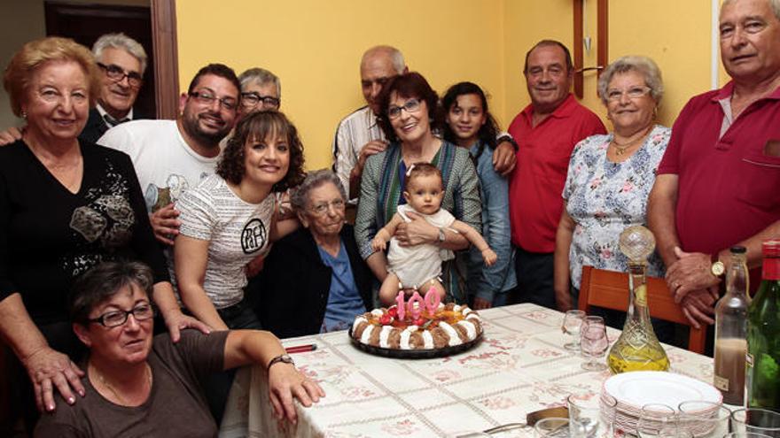 Virginia, en el centro de la imagen, celebra sus 100 años junto a sus familiares. // Adrián Irago