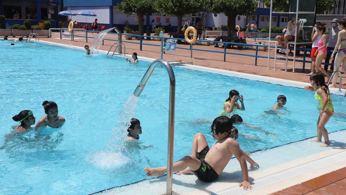 Primer día de baño en las piscinas municipales, el año pasado en el centro deportivo La Granja, en Zaragoza.