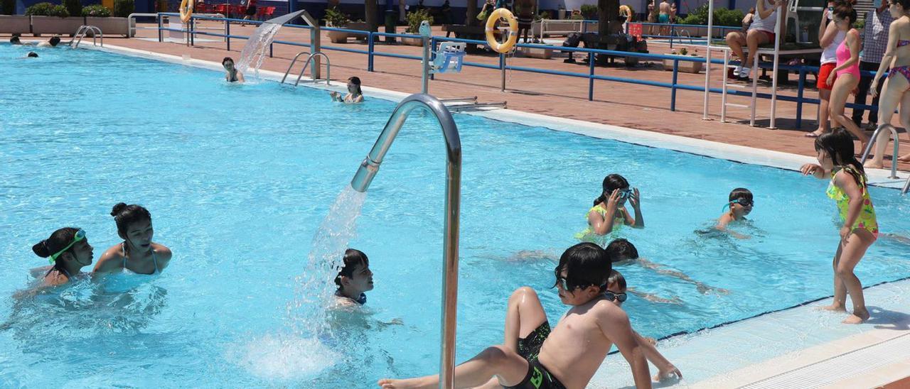 Primer día de baño en las piscinas municipales, el año pasado en el centro deportivo La Granja, en Zaragoza.