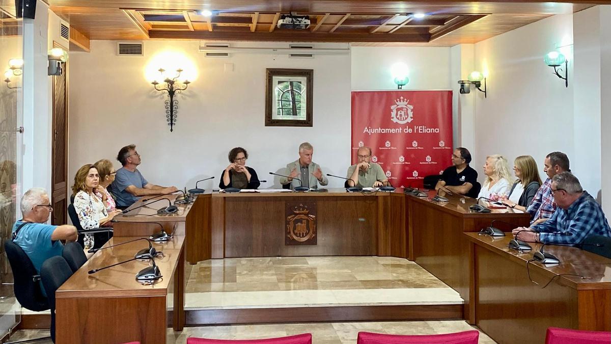 El alcalde Salva Torrent reúne a los vecinos de la calle Padre Damián.