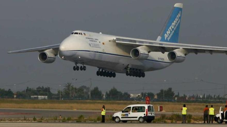 Trabajadores de El Altet observan el aterrizaje de un Antonov ruso de carga procedente de Moscú en una imagen de archivo .