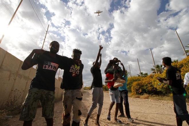 Un grupo de migrantes se dirige al Centro Temporal de Inmigrantes (CETI) de Melilla