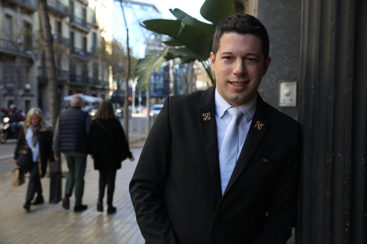 Barcelona 28/12/2024 Barcelona Dos conserjes con Llaves de Oro, Idalija Nacaite y Tiago Tavares, que han quedado finalistas en el campeonato nacional del sector. Para la CONTRA en el hotel Palace. FOTO DE RICARD CUGAT