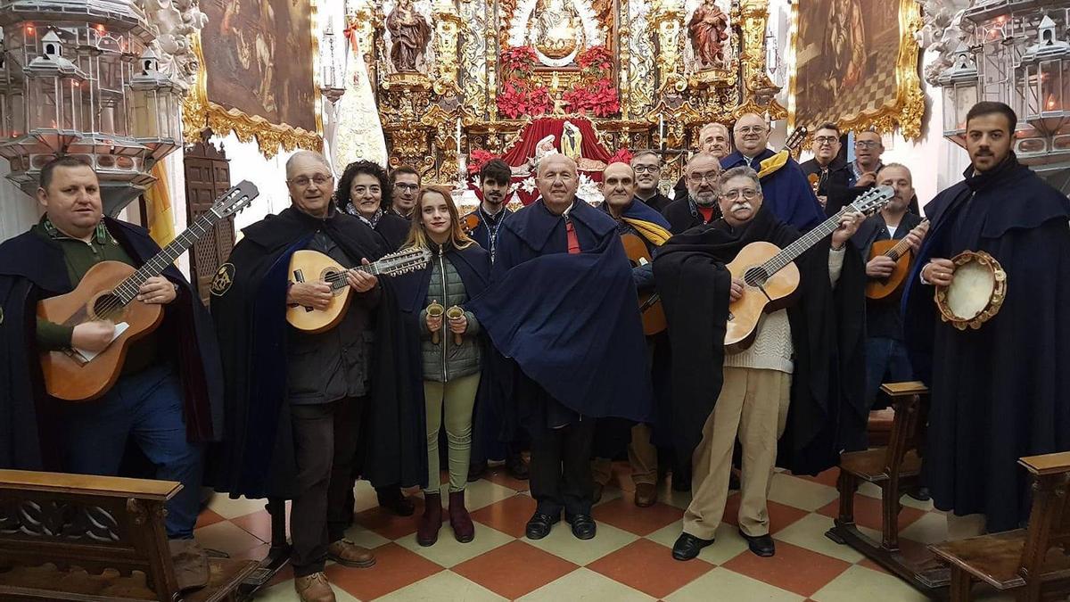 Los hermanos de la Aurora, tras una de sus actuaciones.