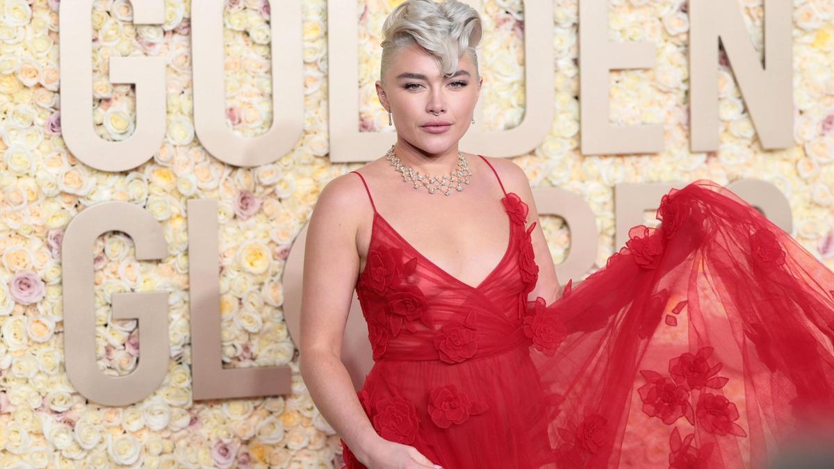 Florence Pugh en la alfombra roja de los Globos de Oro 2024.