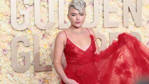 Florence Pugh en la alfombra roja de los Globos de Oro 2024.