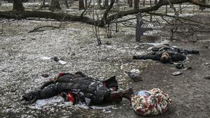 Cuerpos de civiles yacen en un parque en Irpin, al norte de Kiev, el 10 de marzo de 2022
