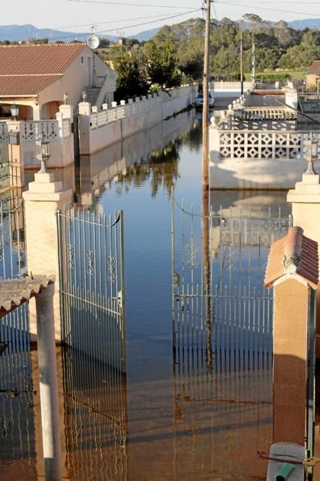 In dem kleinen Dorf in der Nähe des Flughafens von Mallorca steht das Wasser - und fließt seit Dezember nicht ab. Die Anwohner beklagen die Untätigkeit der Politik.