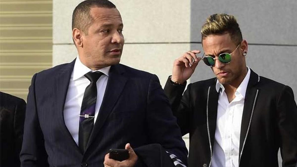 Neymar Junior, acompañado de su padre el día que acudió a declarar a la Audiencia Nacional