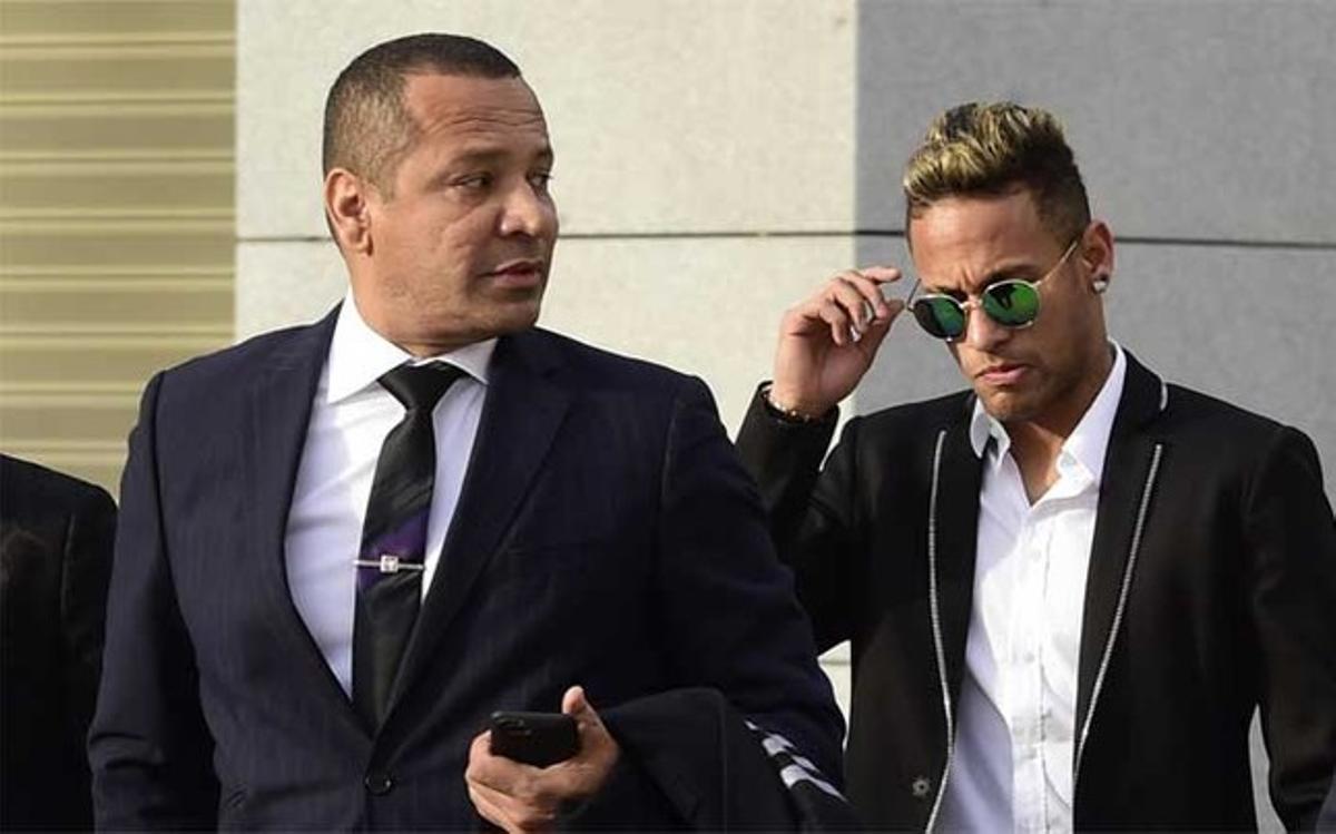 Neymar Junior, acompañado de su padre el día que acudió a declarar a la Audiencia Nacional