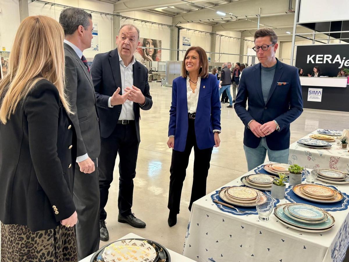 José Vicente Tomás ejerció de anfitrión y acompañó a Tormo y el resto de invitados por las instalaciones de Kerajet.