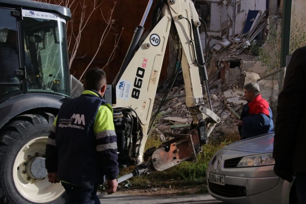 Buscan a una mujer entre los escombros del tercer edificio derrumbado en Alcoy por el temporal