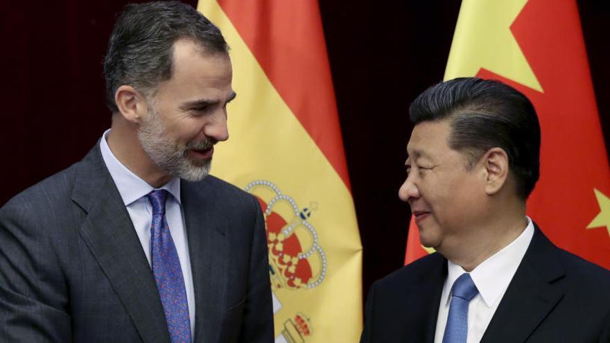 Felipe VI saluda al presidente chino Xi Jinping.