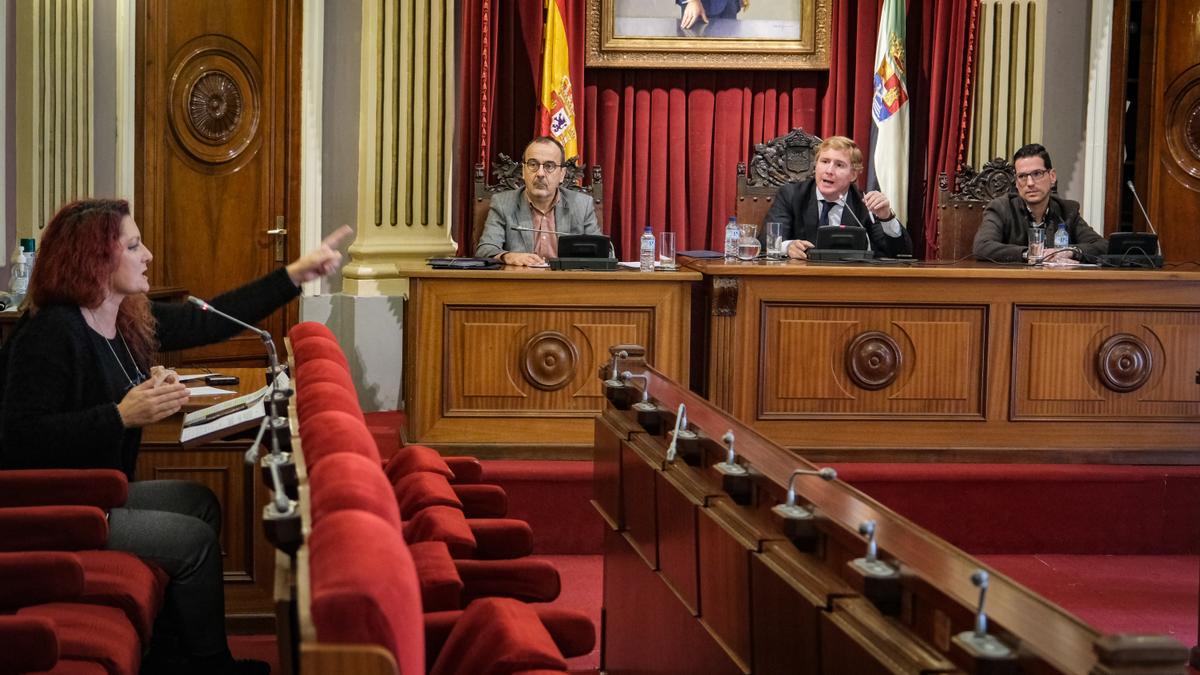 Erika Cadenas (Podemos) y el alcalde discuten cuando el PSOE ya había abandonado el pleno.