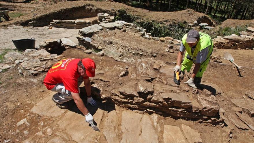 El arqueólogo Tito Concheiro y un operario, el 11 de julio, realizando la excavación de la Neveira 1. // Bernabé / Cris M.V.